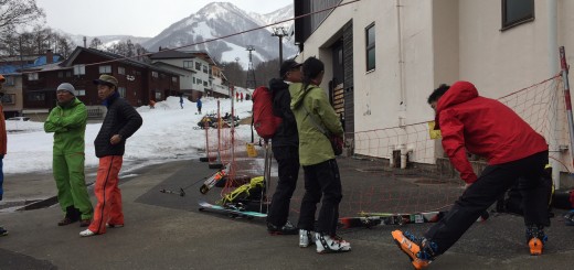 ゴンドラ運転開始待ちの様子
レー子、よっしーは動かない場合の計画を検討。
みのさん、気合入れて準備運動。